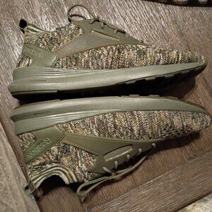 Reebok Running Shoes Mens Size 8 Woman Size 9.5 (very good condition)